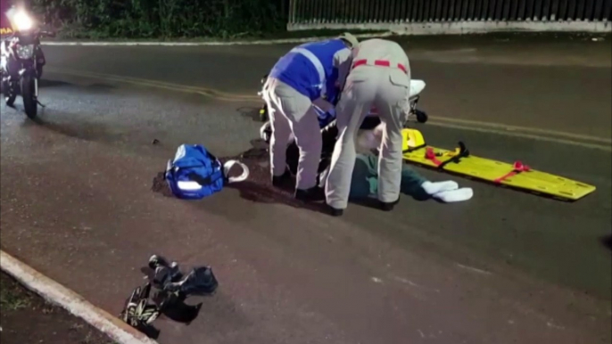 Jovem é socorrido pelo Siate após sofrer queda de moto na Rua Jacarezinho, na Região do Lago