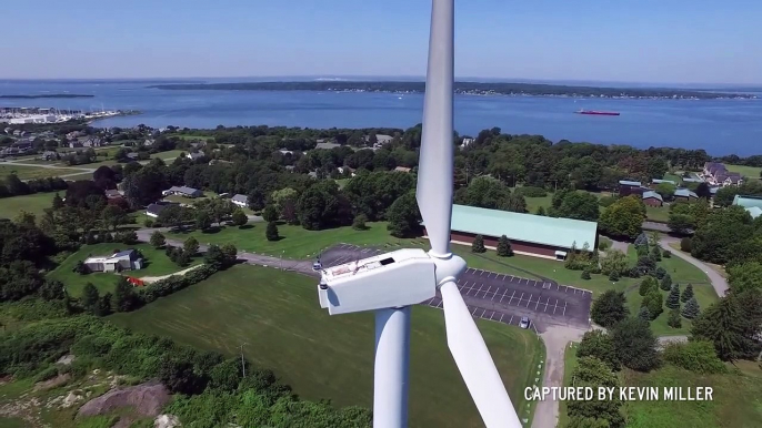 Ce que ce pilote de drone découvre au sommet d'une éolienne est dingue