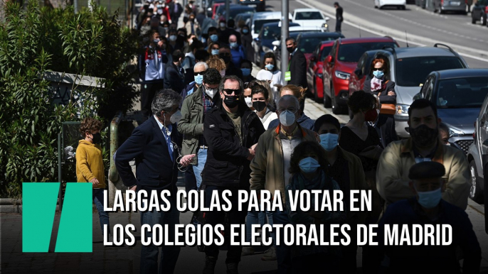 Largas colas para votar en los colegios electorales en Madrid