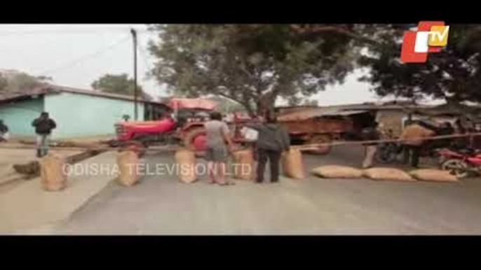 Paddy Procurement Delay | Farmers Stage Road Blockade In Sundargarh