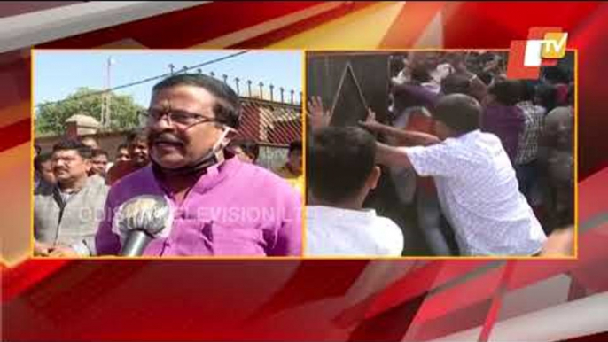 Sambalpur-BJP Activists Sit On Dharna At Town Police Station Over Paddy Procurement