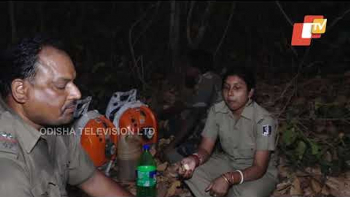 Similipal Forest Fire- Forest Officials Taking Food During Operation To Douse Wildfire