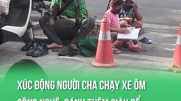 Người cha xe ôm công nghệ vừa đánh giày vừa chăm con