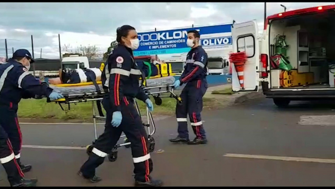 Jovem fica ferido em colisão que envolveu motocicleta e caminhão na BR-277