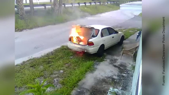 ¡Esta mujer prende fuego por error al coche de un desconocido!