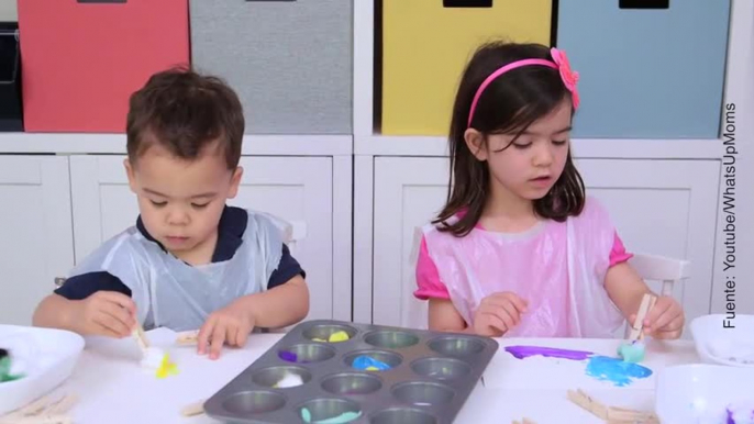 Para niños: ¡pintar con pinzas para tender la ropa!