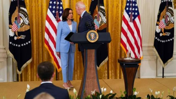 Biden ülkedeki en önemli konudan bahsetmeyi unuttu! Kamala Harris kulağına fısıldadı