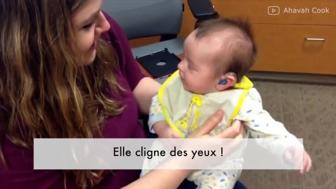 Ce bébé entend sa maman pour la première fois