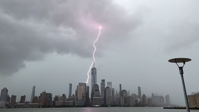 Lightning repeatedly strikes Freedom Tower in New York