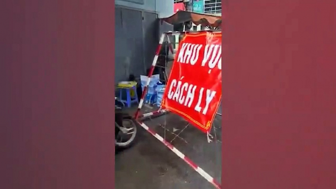 Clip: Người phụ nữ cố tình lao xe vào khu vực phong tỏa, không đeo khẩu trang