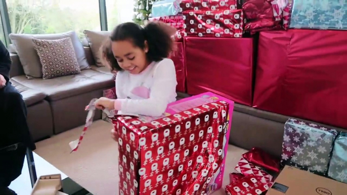 Christmas Morning Tiana And Family Opening Presents - Toys Andme Special