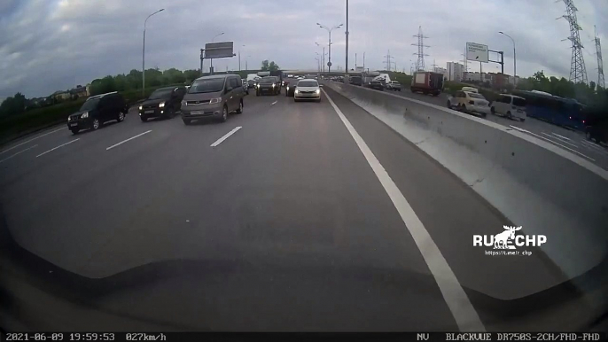 Un conducteur prend d'énormes risques pour doubler tout le monde