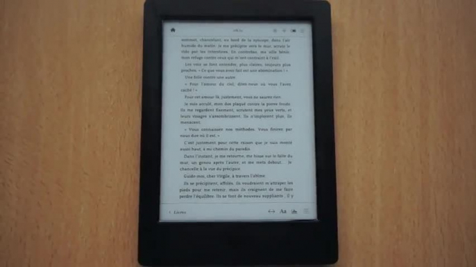 Les Numériques : Kobo Aura H2O Démonstration de l'éclairage frontal