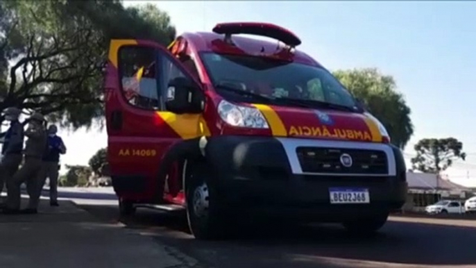 Com dor de cabeça, homem deita na grama e populares acionam o Corpo de Bombeiros