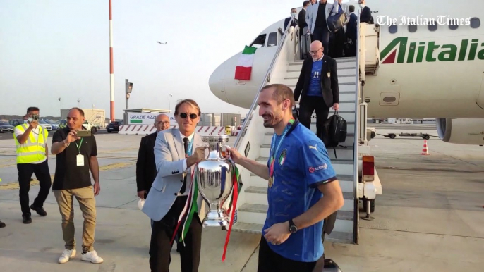 Festa dei tifosi a Fiumicino per l’Italia, Chiellini alza la coppa e...