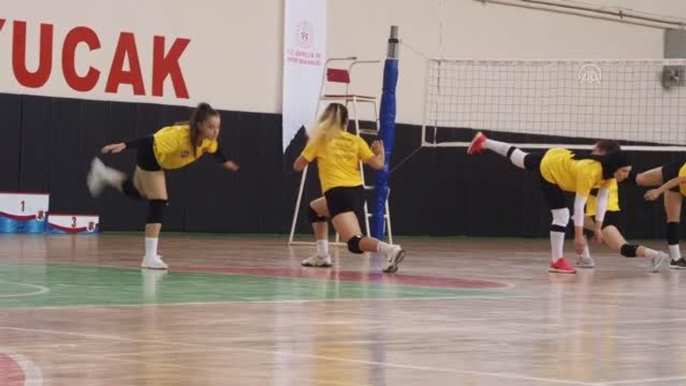 Voleybol sevgisiyle kulüp kuran hurdacı, kadın voleybol takımını 2. lige çıkarmanın sevincini yaşıyor