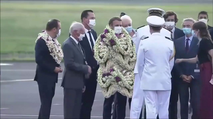 Macron un peu trop décoré à Tahiti avec des colliers de fleurs