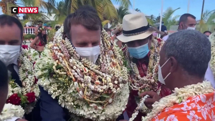 Emmanuel Macron «étouffé» par des colliers de fleurs en Polynésie, les internautes s'amusent