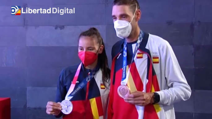 Los deportistas Adriana Cerezo y David Valero ya lucen sus medallas en España