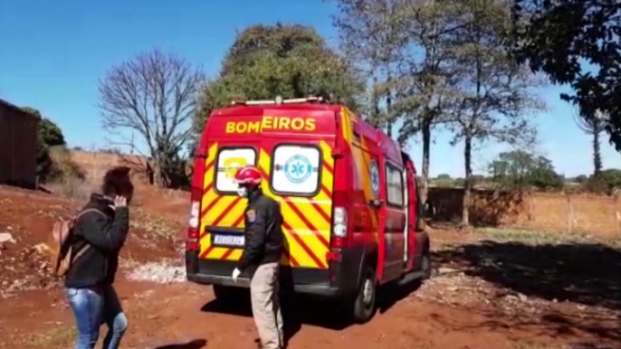 Jovem tem suspeita de fratura depois de subir em muro de residência e sofrer queda após escorregar, no Bairro Floresta