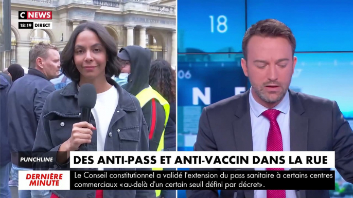 Incident - Une reporter de CNews remet en place fermement un manifestant qui tente de perturber son direct sur le Pass Sanitaire