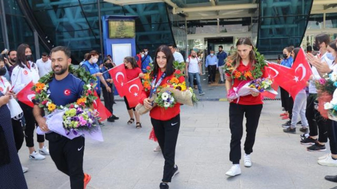 Son dakika haberi... Dünya Gençler Güreş Şampiyonası'nda madalya kazanan milli güreşçi coşkuyla karşılandı