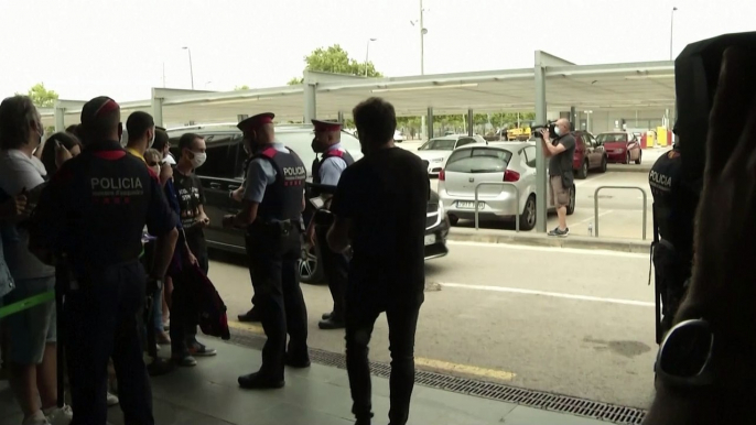 Argentina's Messi arrives at Barcelona airport after striking deal with PSG