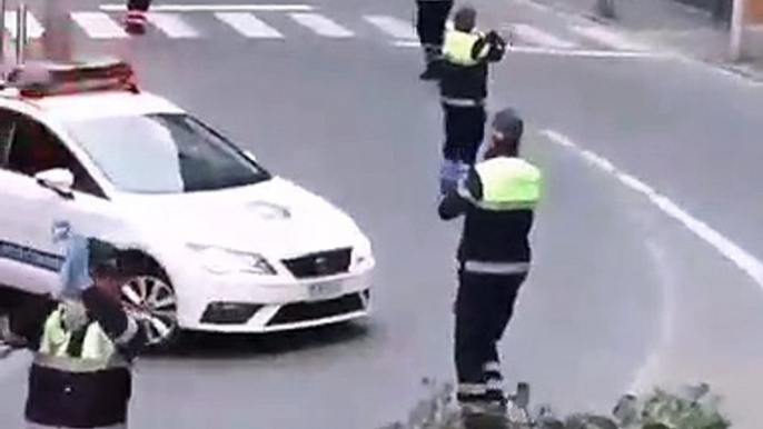 Guardia Civil agradece homenagens dançando ao som de... Baby Shark