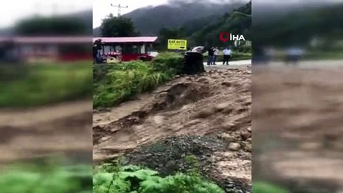 Uzungöl'de şiddetli yağışlar sonrası Koşon Deresi'nde çamur aktı