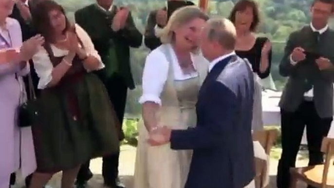 Putin surpreende ao dançar em casamento de ministra austríaca