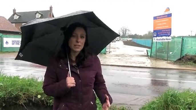 Jornalista queria apresentar notícias, mas chuva e poças tramaram-na