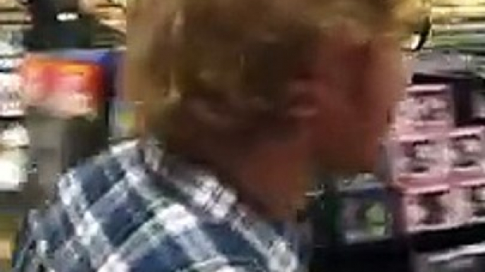 Ed Sheeran surpreende fã em centro comercial