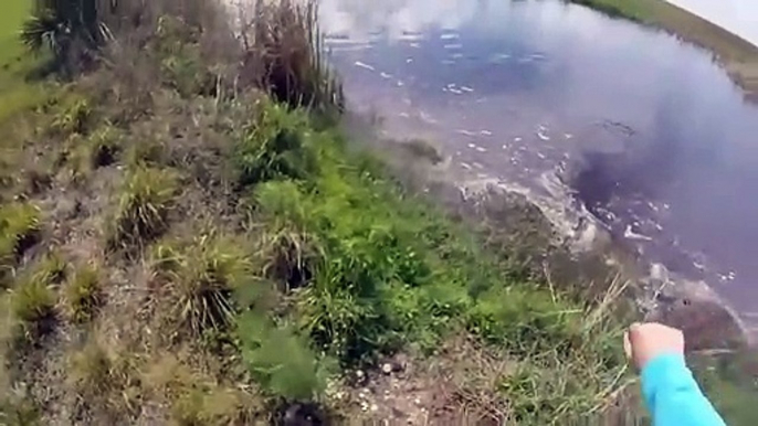 Un pêcheur ramasse un poisson mais ne se doutait pas de ce qui se cachait dans ces eaux... Terrifiant