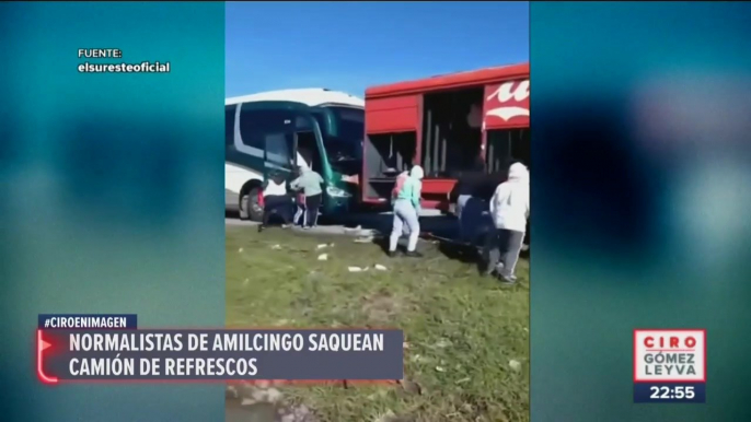 Normalistas saquean un camión con refrescos