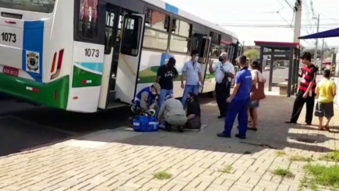 Mulher tem lesão no pé após sofrer queda enquanto descia de ônibus coletivo