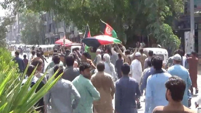 Fearless public protesting, sloganeering against Taliban!