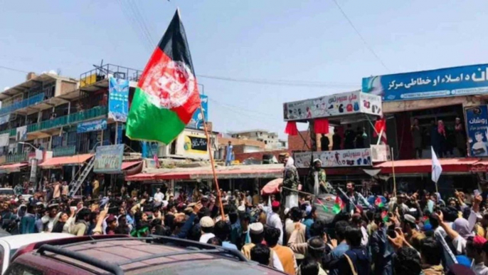 People protesting on streets to open banks in Afghanistan