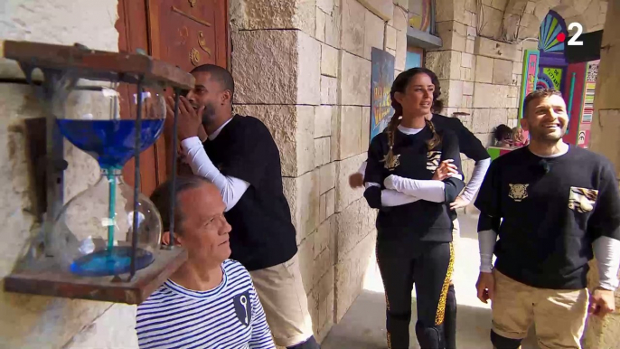 Regardez Baptiste Giabiconi déclenche l'hilarité des téléspectateurs hier soir sur France 2 en oubliant que dans Fort Boyard, l'objectif est de découvrir des clefs : "Qu’est-ce qu’il faut trouver les gars ?"