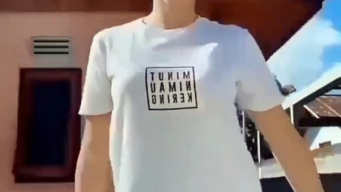 Tiktok Danse Danse Filles 2021  Une vidéo de Tiktok a pris d'assaut Internet. La vidéo montrant une fille dansant en secouant ses hanches est devenue virale.