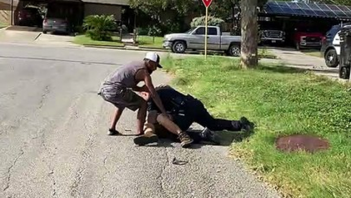 Witness Helps Officer Arrest Resisting Suspect