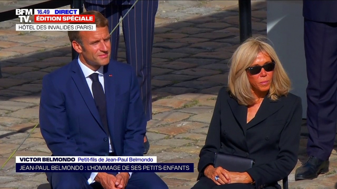 Victor Belmondo rend hommage à son grand-père, Jean-Paul Belmondo, dans la Cour d'honneur de l'Hôtel des Invalides.