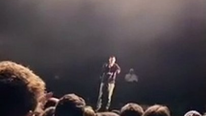 Le rappeur Soso Maness interrompt son concert pour défendre une femme harcelée par un homme: "Respecte les femmes !" - VIDEO