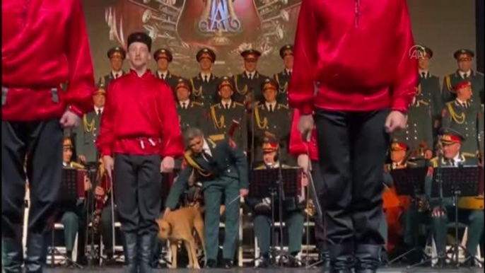 Haluk Levent ve Rus Kızılordu Korosu konserinde, sahneye giren köpek koro şefinin yanından ayrılmadı