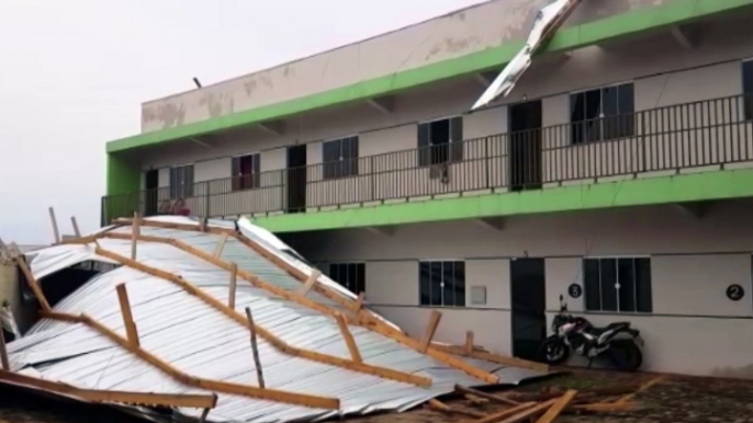 Apartamentos no Interlagos em Cascavel, são destelhados durante a madrugada