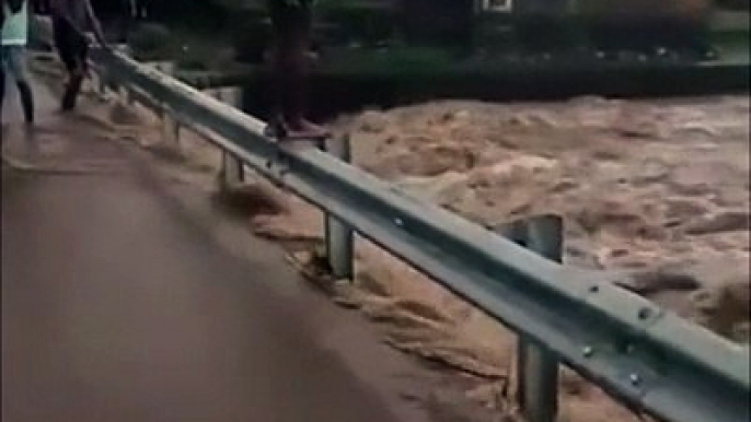 Ces dingues plongent dans une rivière en crue