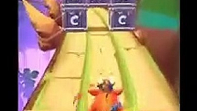 _FROSTY IRON CRATE Battle Run Gameplay On The Great Gate - Crash Bandicoot: On The Run!