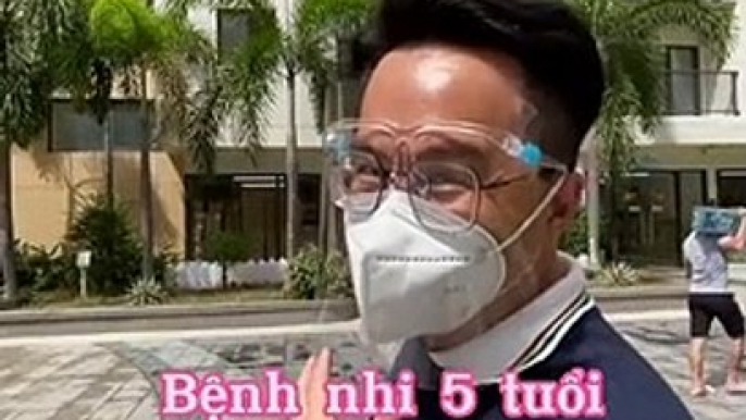 Ngân nga trước lan can bệnh viện dã chiến, bé gái khiến CĐM bấn loạn