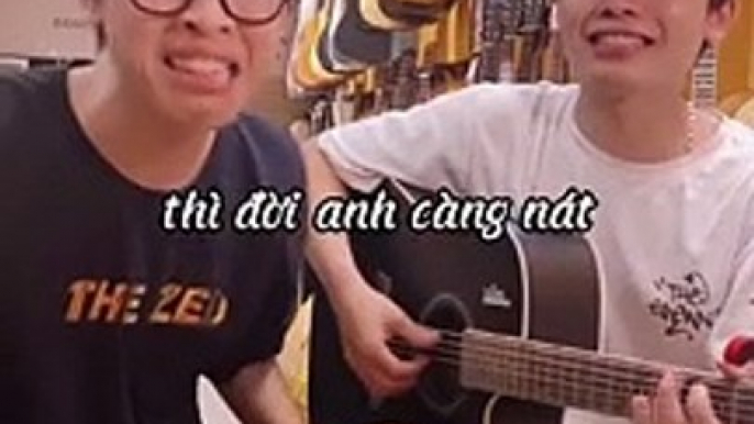 Hot TikToker hát nhạc chế Ưng Hoàng Phúc, CĐM “đừng gầy guitar nữa gẩy em đây này”