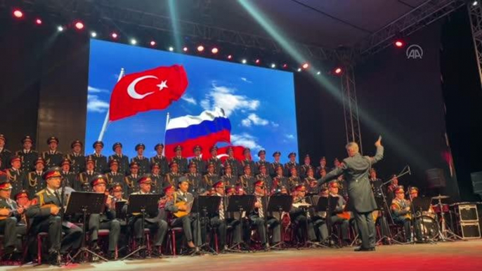 Rus Kızılordu Korosu ve Haluk Levent konser verdi