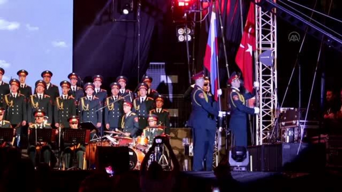 Rus Kızılordu Korosu ve Haluk Levent, konser verdi